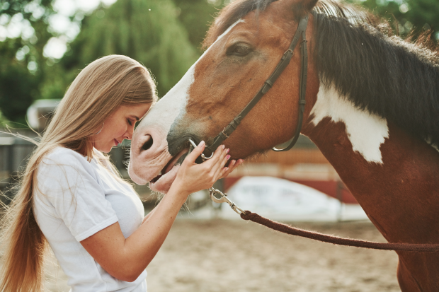Horsin’ Around: The Fabulous Truth about Horses and Healing by Alexa Linton | #AspireMag